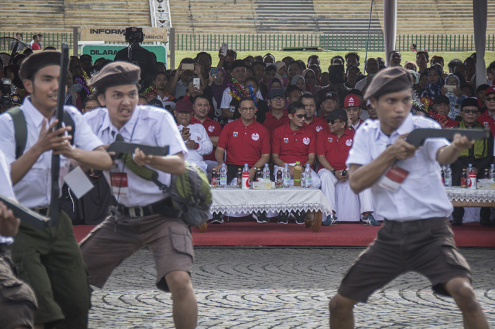 Gubernur DKI Jakarta Anies Baswedan, Wakil Gubernur DKI Jakarta Sandiaga Uno, dan Wakil Ketua DPRD DKI Jakarta Mohamad Taufik menghadiri Kirab Kebangsaan, di kompleks Monumen Nasional (Monas).