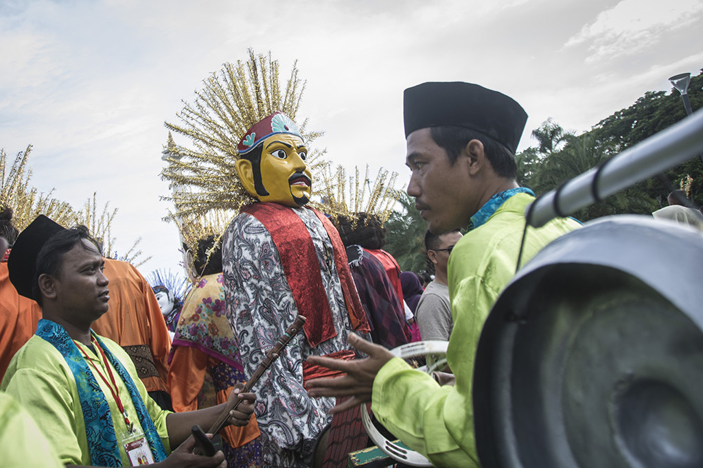Sejumlah seniman khas Betawi, Ondel-ondel, mengikuti Kirab Kebangsaan, di kompleks Monumen Nasional (Monas).