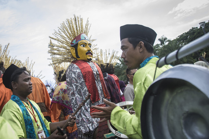 Sejumlah seniman khas Betawi, Ondel-ondel, mengikuti Kirab Kebangsaan, di kompleks Monumen Nasional (Monas).