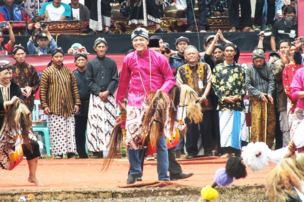 Dalam kesempatan itu, Ganjar juga dinobatkan sebagai Bapak Jaran Kepang Jawa Tengah. Penobatan itu diberikan oleh para seniman Jaran Kepang atas dedikasi Ganjar terhadap kesenian itu.