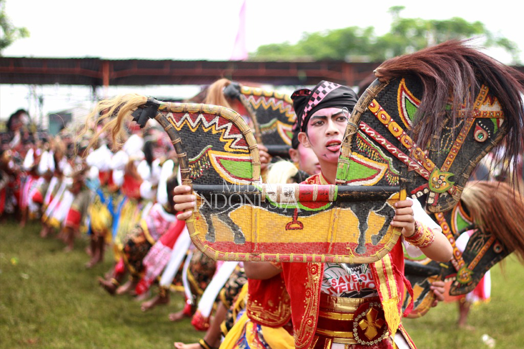 Pemerintah Provinsi Jawa Tengah (Jateng) saat ini tengah berupaya menaikkan martabat kuda lumping sebagai kesenian kebanggaan wilayahnya. 