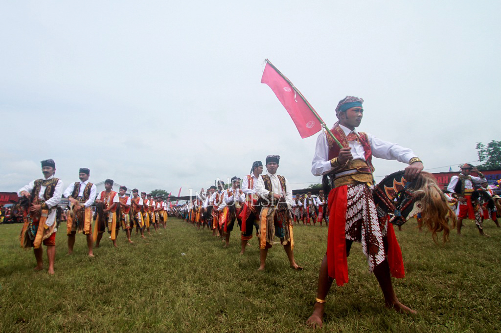 Sedekah Turonggo Bhumi Pala di Lapangan Gondangwinangun, Kecamatan Ngadirejo, Kabupaten Temanggung adalah momentumnya. Seribu kuda lumping yang berpentas kolosal, siang itu dipastikan akan menjadi event tahunan sebagai salah satu wisata budaya andalan Jateng.