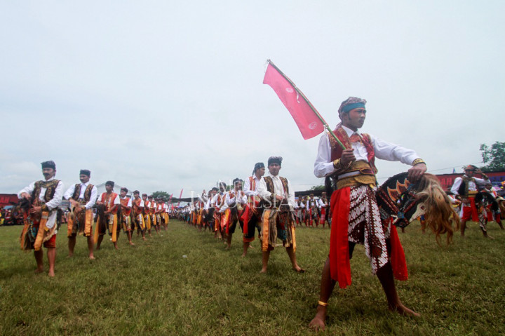 Sedekah Turonggo Bhumi Pala di Lapangan Gondangwinangun, Kecamatan Ngadirejo, Kabupaten Temanggung adalah momentumnya. Seribu kuda lumping yang berpentas kolosal, siang itu dipastikan akan menjadi event tahunan sebagai salah satu wisata budaya andalan Jateng.