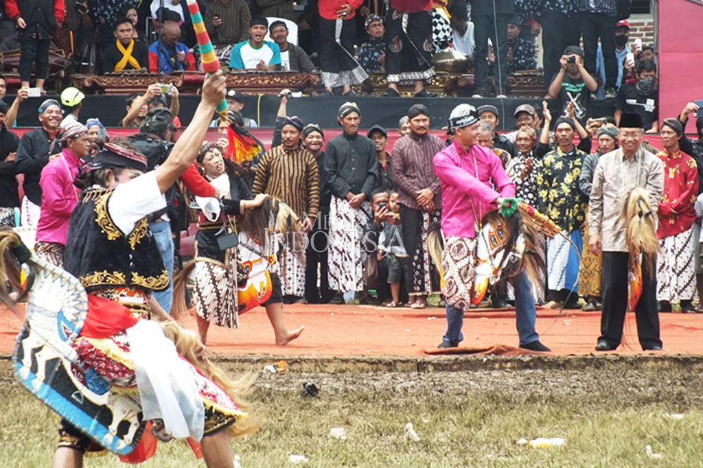 Gubernur Jateng, Ganjar Pranowo ikut ambil bagian dalam acara tersebut. Dirinya tak cuma hadir, tapi juga ikut terjun ke lapangan. Mengenakan kostum penari, dia berjingkrak-jingkrak selama satu jam bersama ribuan pelaku seni tradisi. 