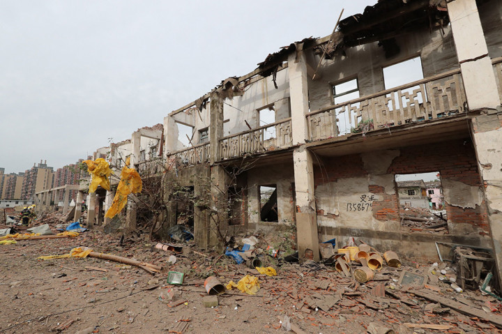 Beberapa bangunan dan rumah yang berjarak hingga 1 kilometer dari lokasi kejadian mengalami lubang di bagian dinding, pintu, dan jendela akibat ledakan tersebut.