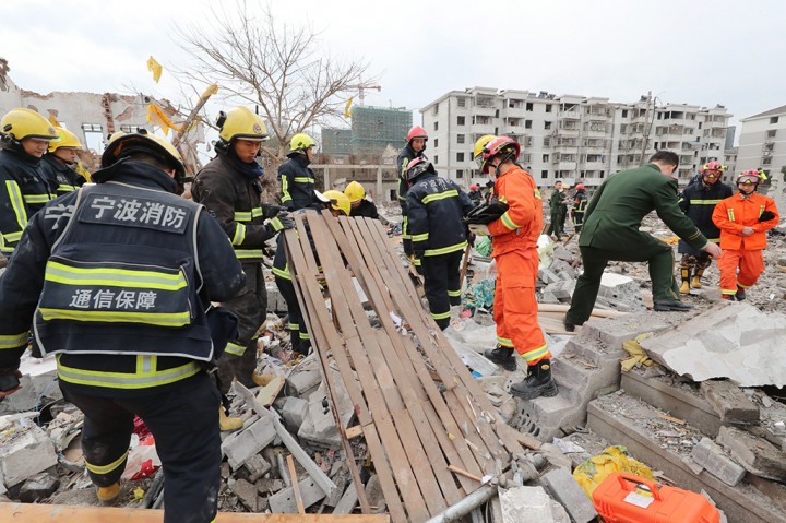 Harian lokal Zhejiang dikutip Reuters menyebut seluruh korban telah dievakuasi dari lokasi reruntuhan gedung. Petugas kini melakukan pembongkaran reruntuhan material gedung yang roboh.