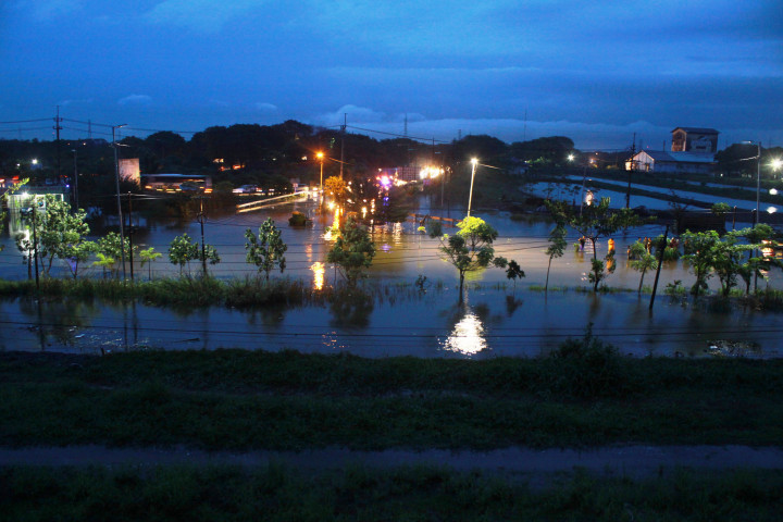 Banjir merendam ruas akses jalan raya utama penghubung Surabaya dengan Malang.