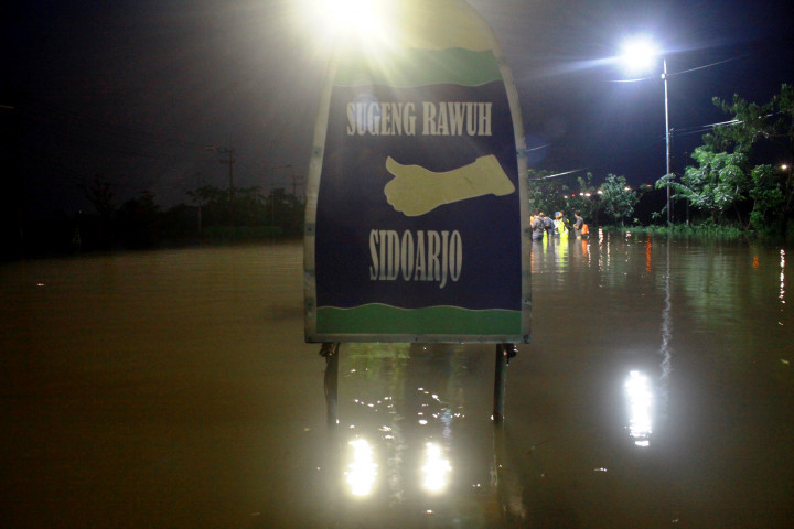 Perjalanan kereta api jalur timur dan selatan Jawa Timur terganggu. 