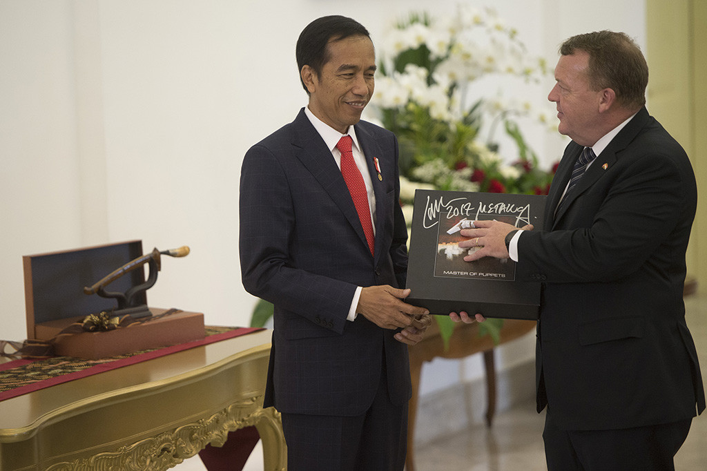 Ada hal menarik dari pertemuan tersebut, yaitu buah tangan PM Lars untuk Presiden Joko Widodo atau Jokowi, yaitu beberapa piringan hitam album grup band legendaris Metallica.