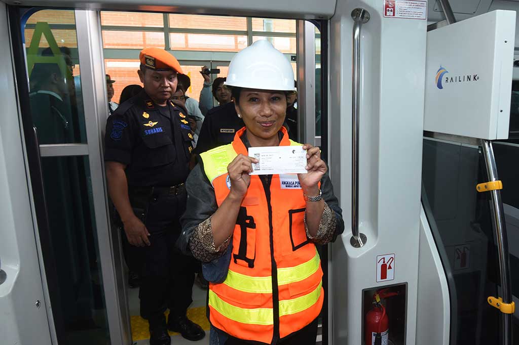 Menteri BUMN Rini Soemarno mencoba alat pembayaran tiket kereta atau 'vending machine'. Ia pun terlihat gembira saat tiket berhasil dicetak. Menteri Rini pun selanjutnya memasuki Kereta Bandara menuju Stasiun Sudirman Baru.