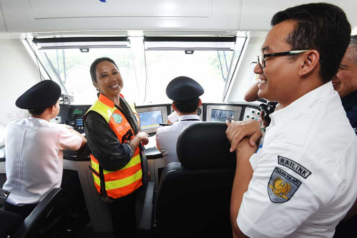 Menteri Rini meninjau ruang masinis kereta Bandara Soekarno-Hatta.