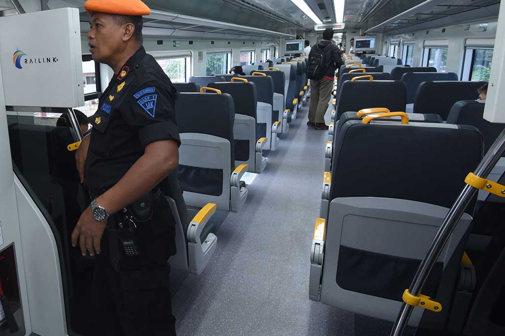 Kereta Bandara dilengkapi dengan pendingin udara (full AC), pengisi daya ponsel (charging port), dan toilet terpisah antara pria dan wanita, sehingga penumpang akan nyaman. Selain itu, di tiap gerbong kereta juga dilengkapi bagasi khusus untuk menempatkan barang bawaan penumpang serta empat layar TV LED untuk hiburan dan juga memberikan informasi posisi kereta.
