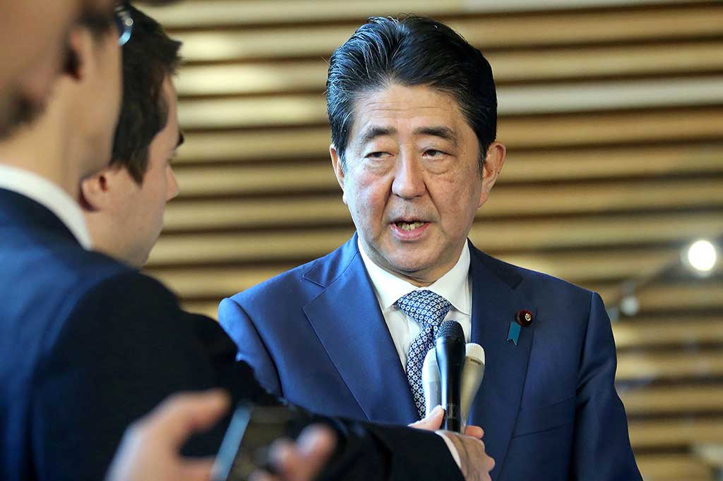 PM Jepang Zhinzo Abe mengatakan bahwa peluncuran rudal Korut tersebut adalah sebuah tindakan kekerasan yang tidak dapat ditolerir. 
