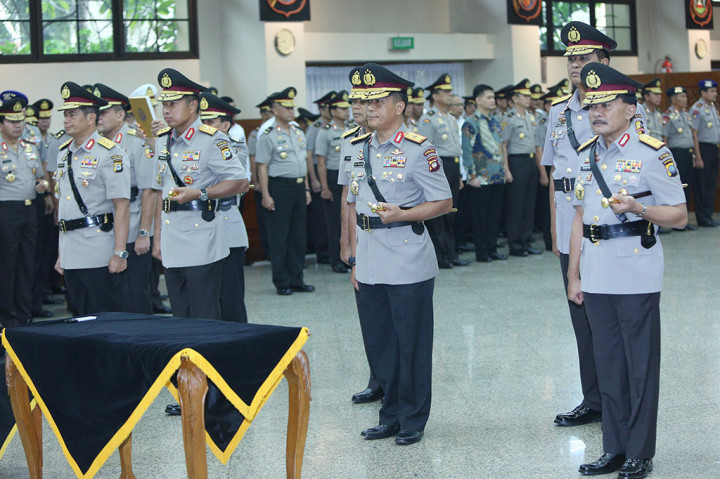 Pejabat baru Koorsahli Kapolri Irjen Pol Muktiono, Kapolda Sulawesi Selatan Irjen Pol Umar Septono, Kapolda Kalimantan Barat Brigjen Pol Didi Haryono, dan Kapolda Kepri Irjen Pol Didid Wijanardi mengikuti Serah Terima Jabatan Pejabat Tinggi Polri dan Kapolda, di Rupatama Mabes Polri.
