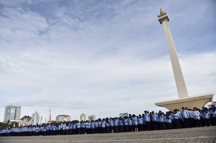 Aparatur sipil negara mengikuti upacara peringatan HUT ke-45 Korps Pegawai Republik Indonesia (Korpri), di Monas, Jakarta.
