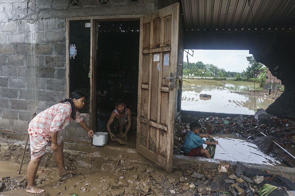 Siklon tropis Cempaka yang tumbuh di perairan selatan Pulau Jawa memicu hujan lebat selama dua hari menimbulkan kerusakan di sejumlah kabupaten dan kota di Yogyakarta. ANTARA/Hendra Nurdiyansyah
