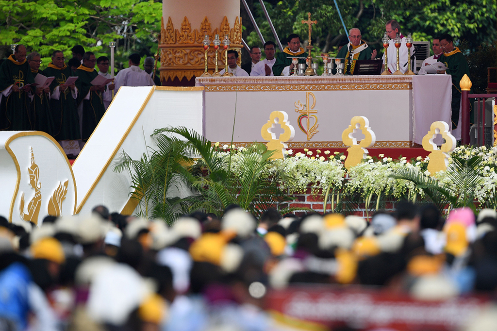 Paus Fransiskus menyerukan perdamaian dan rekonsiliasi di Myanmar, pada sebuah misa terbuka di Yangon, yaitu di hari ketiga kunjungan diplomatiknya yang penuh dengan risiko.