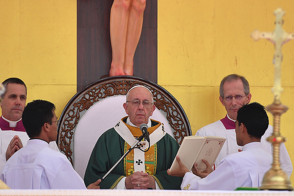 Dalam sebuah pidato, Paus tidak menggunakan istilah 'Rohingya' yang sangat dilarang, mengikuti saran dari orang dalam Vatikan. Dikhawatirkan penyebutan Rohingya dapat memicu insiden diplomatik dan mengubah militer dan pemerintah Myanmar melawan orang Kristen minoritas.