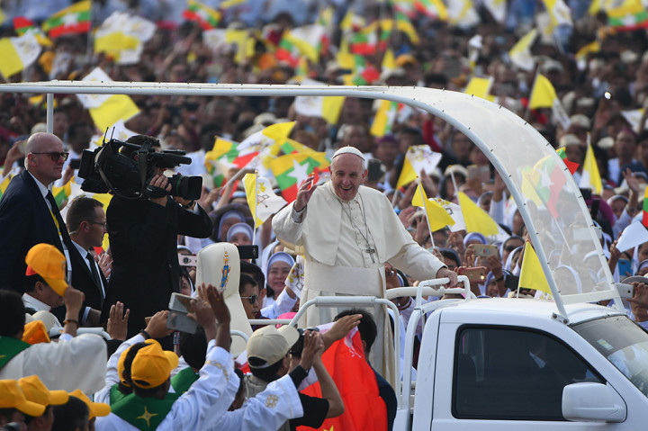 Di antara puluhan ribu orang yang hadir adalah pendeta, biarawati, diplomat, petinggi partai Liga Nasional untuk Demokrasi pimpinan Aung San Suu Kyi, dan anggota kelompok etnis yang bernyanyi dan mengibarkan bendera Myanmar dan Vatikan ketika menyambut Paus. 
