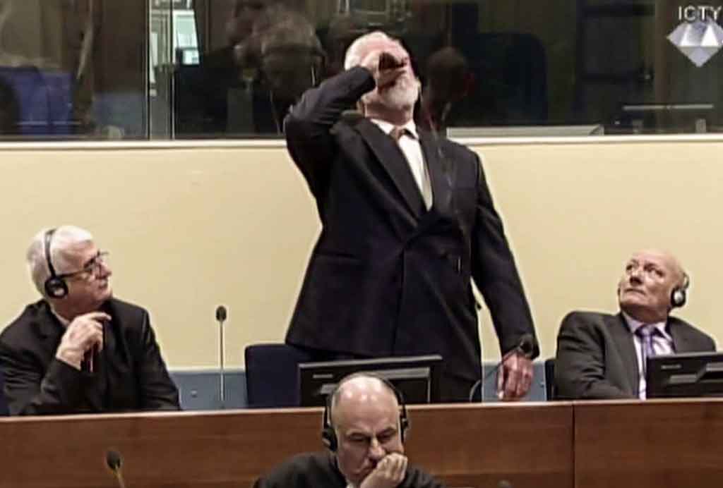 Eks Jenderal Bosnia Kroasia Slobodan Praljak, 72, nekad meminum racun di tengah sidang yang mengukuhkan putusan terhadapnya, hukuman penjara 20 tahun karena terbukti melakukan kejahatan kemanusiaan terhadap kaum Muslim dalam perang Bosnia pada 1992.