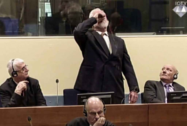 Eks Jenderal Bosnia Kroasia Slobodan Praljak, 72, nekad meminum racun di tengah sidang yang mengukuhkan putusan terhadapnya, hukuman penjara 20 tahun karena terbukti melakukan kejahatan kemanusiaan terhadap kaum Muslim dalam perang Bosnia pada 1992.