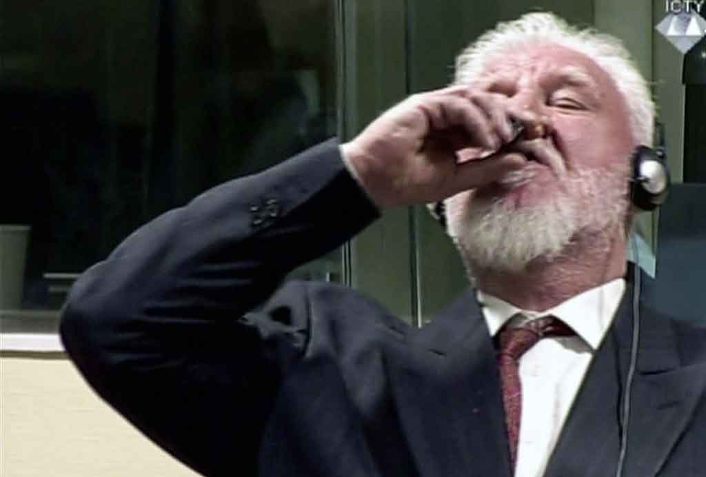 Segera setelah hakim membacakan putusan, Praljak minum cairan dari gelas kecil. 