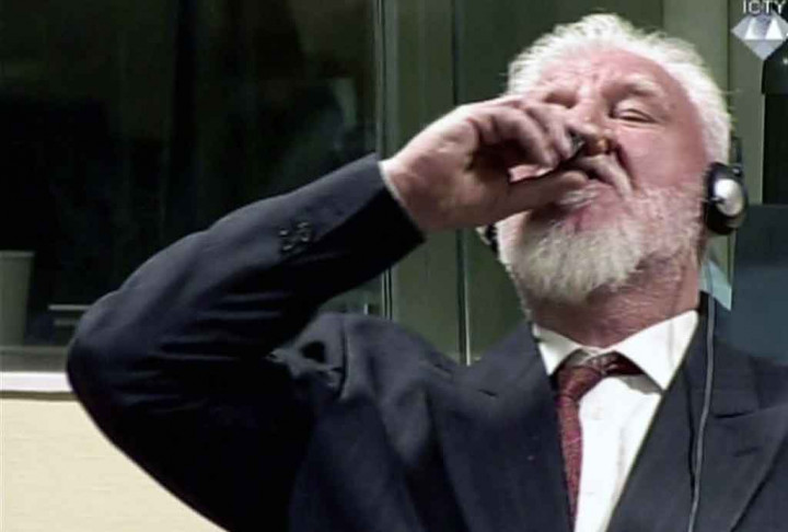 Segera setelah hakim membacakan putusan, Praljak minum cairan dari gelas kecil. 