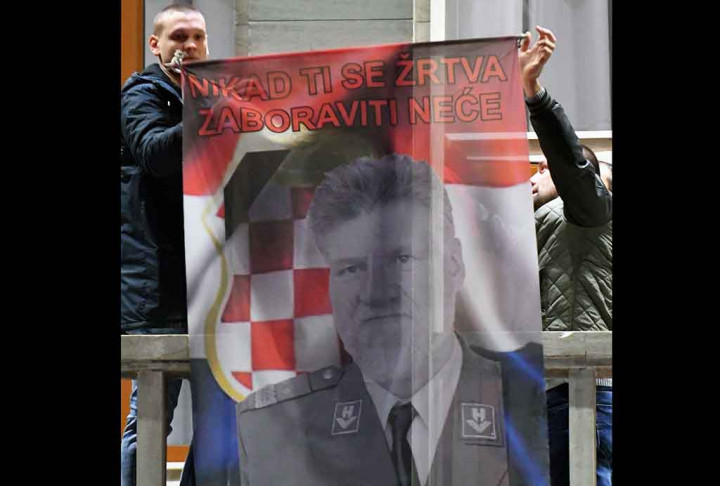 Praljak adalah mantan asisten menteri pertahanan Kroasia. Selama Perang Bosnia, ia menjadi komandan staf utama Dewan Pertahanan Kroasia (HVO), struktur militer resmi Republik Kroasia Herzeg-Bosnia --wilayah masa perang yang tak diakui dan ada di Bosnia dan Herzegovina antara 1991 dan 1994.