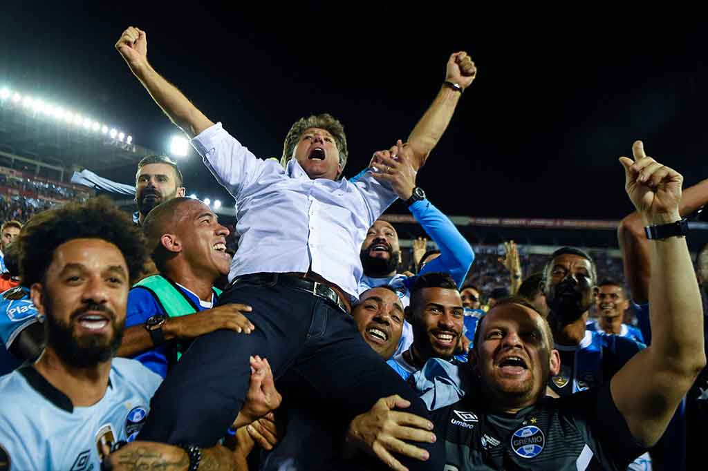 Para pemain Gremio mengangkat manajer mereka Renato Gaucho. Kemenangan itu menjadi kepuasan tersendiri bagi Gaucho, yang pernah bersama klub itu meraih gelar pada 1983 dan menjadi orang pertama Brasil yang mampu mengangkat tropi Copa Libertadores sebagai seorang pemain dan pelatih.