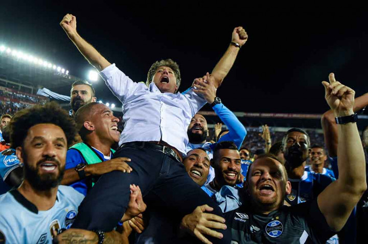 Para pemain Gremio mengangkat manajer mereka Renato Gaucho. Kemenangan itu menjadi kepuasan tersendiri bagi Gaucho, yang pernah bersama klub itu meraih gelar pada 1983 dan menjadi orang pertama Brasil yang mampu mengangkat tropi Copa Libertadores sebagai seorang pemain dan pelatih.
