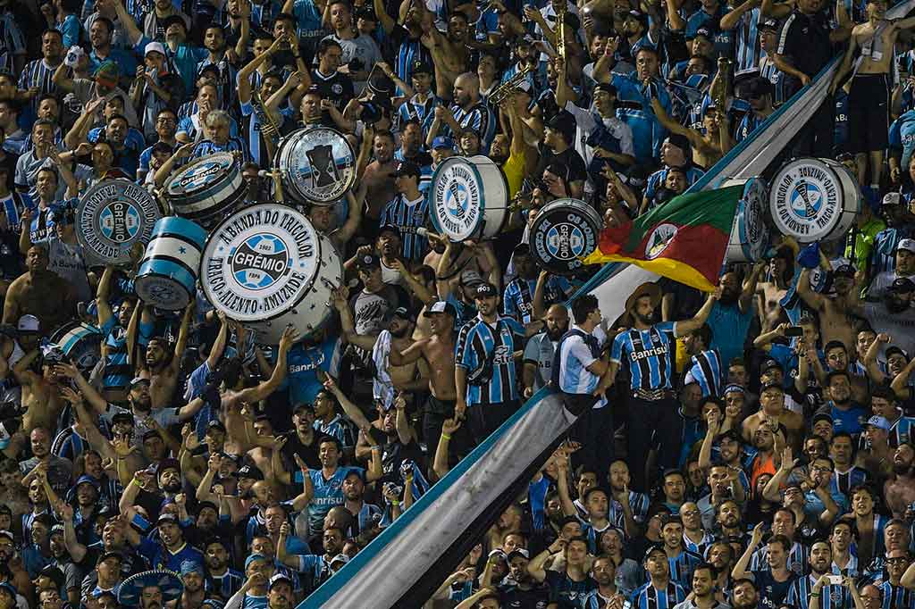 Suporter Gremio memadati Stadion Lanus, di Lanus, Buenos Aires.