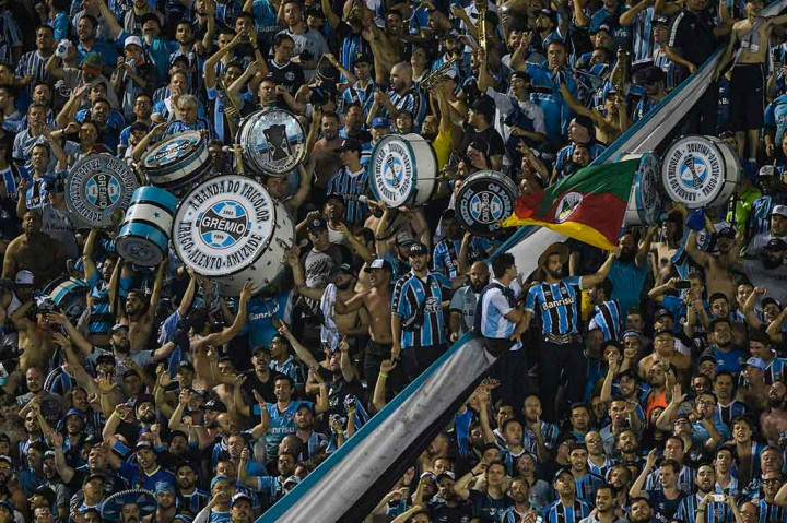 Suporter Gremio memadati Stadion Lanus, di Lanus, Buenos Aires.