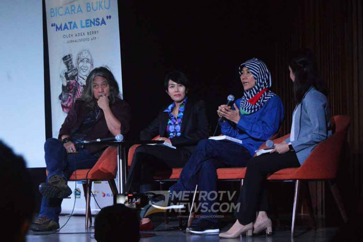 Jurnalis foto AFP Adek Berry memaparkan bahwa motivasinya menulis bukunya tersebut karena ingin berbagi pengalaman kepada orang lain. 