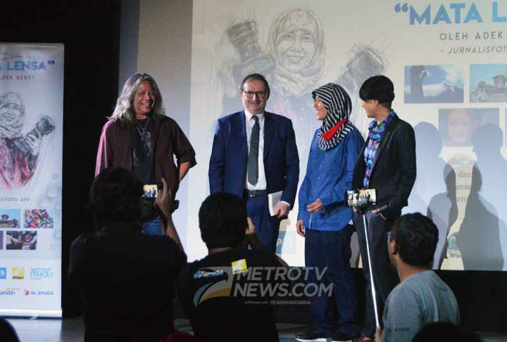 Ia tangguh saat meliput daerah konflik di Afghanistan, kecelakaan pesawat penumpang Sukhoi Superjet 100 di Gunung Salak, Bogor, Pun tetap berdiri kokoh saat meliput banjir di Pakistan. Dalam buku setebal 392 halaman tersebut, Adek Berry membuktikan bahwa profesi yang umum digeluti kaum adam ini, ternyata mampu dijalankan kaum hawa dengan baik.