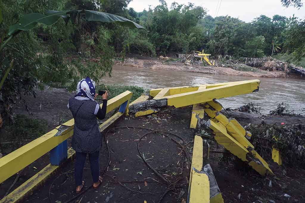 Warga mengambil gambar jembatan yang rusak di Imogiri, Bantul, Yogyakarta, Kamis, 30 November 2017.