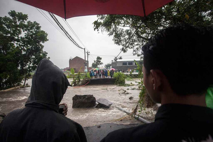 Jembatan yang menjadi penghubung Desa Tamantirto dan Kasihan, Bantul putus dan hanyut akibat tergerus air sungai menyusul hujan yang terjadi selama dua hari terakhir. 