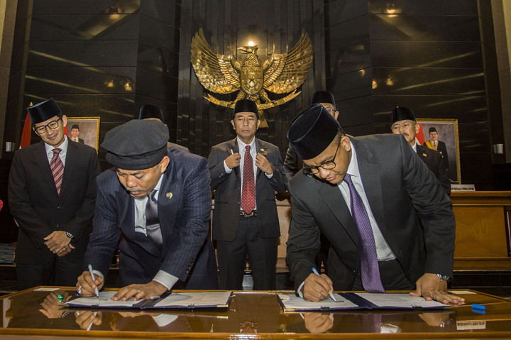Rapat paripurna dipimpin oleh Ketua DPRD DKI Jakarta Prasetio Edi Marsudi dan empat Wakil Ketua DPRD dan dihadiri Gubernur Anies Baswedan dan Wakil Gubernur Sandiaga Uno.