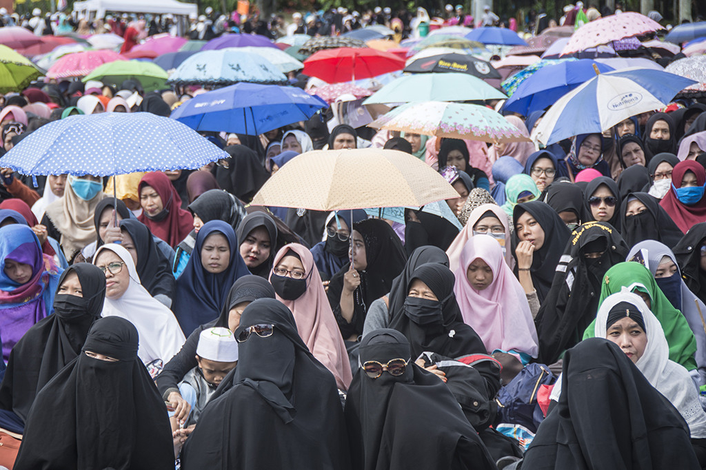 Umat muslim mengikuti peringatan Maulid Nabi Muhammad SAW 1439 H/2017 M di kompleks Monumen Nasional (Monas), Jakarta.