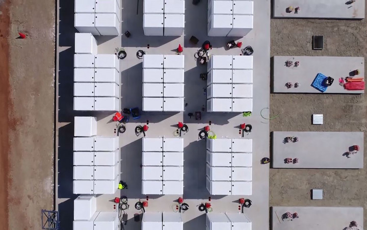 Pabrik dengan sistem Powerpack Tesla 100 MW / 129 MWh ini yang diklaim sebagai terbesar di dunia.