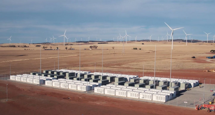 Lokasi pabrik berada di tengah padang berjarak 200 kilomoter utara Adeleide.