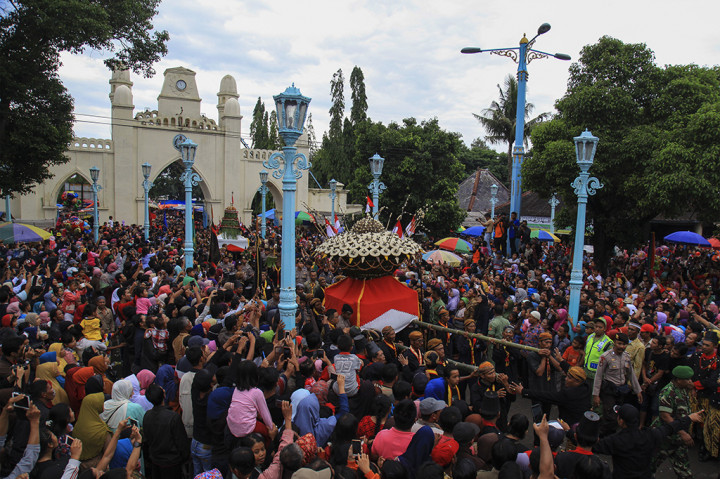 Abdi dalem Keraton Kasunanan Surakarta Hadiningrat mengarak gunungan sebelum diperebutkan dalam perayaan Grebeg Maulud di Masjid Agung Solo, Jawa Tengah. Dalam puncak perayaan untuk memperingati hari kelahiran Nabi Muhammad SAW tersebut pihak keraton setempat menghadirkan sebanyak dua pasang Gunungan laki-laki dan perempuan untuk diperebutkan warga dan abdi dalem. ANTARA/Maulana Surya