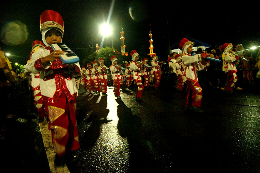 Peserta memainkan alat musik marching band saat mengikuti pawai Maulid Nabi di Alun-alun Tegal, Jawa Tengah, Kamis (30/11) malam. Pawai yang diikuti ratusan warga, santri dan siswa tersebut guna memperingati Maulid Nabi Muhammad SAW sekaligus sebagai syiar agama Islam. ANTARA/Oky Lukmansyah