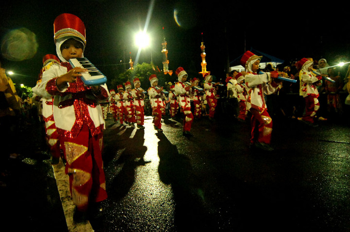 Peserta memainkan alat musik marching band saat mengikuti pawai Maulid Nabi di Alun-alun Tegal, Jawa Tengah, Kamis (30/11) malam. Pawai yang diikuti ratusan warga, santri dan siswa tersebut guna memperingati Maulid Nabi Muhammad SAW sekaligus sebagai syiar agama Islam. ANTARA/Oky Lukmansyah