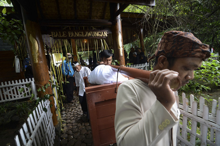 Karuhun atau petinggi adat membawa gamelan seusai memainkan gamelan mbah Andong di Situs Alit Bumi Kabuyutan di Desa Lebakwangi, Kabupaten Bandung, Jawa Barat. Gamelan mbah Andong yang berusia ratusan tahun tersebut hanya dimainkan saat peringatan Maulid Nabi Muhammad S.A.W. ANTARA/Raisan Al Farisi