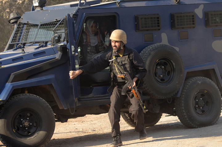 Kepolisian Pakistan mengatakan, dalam melakukan aksinya, para militan menyamar dengan memakai burqa.