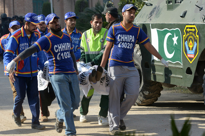 Direktur medis Hayatabad Medical Complex, enam orang tewas akibat luka-luka mereka dan 18 orang sedang dirawat di rumah sakit tersebut. Tiga orang lainnya tewas di rumah sakit Khyber Teaching Hospital dan 17 orang yang terluka sedang dirawat di rumah sakit tersebut. 