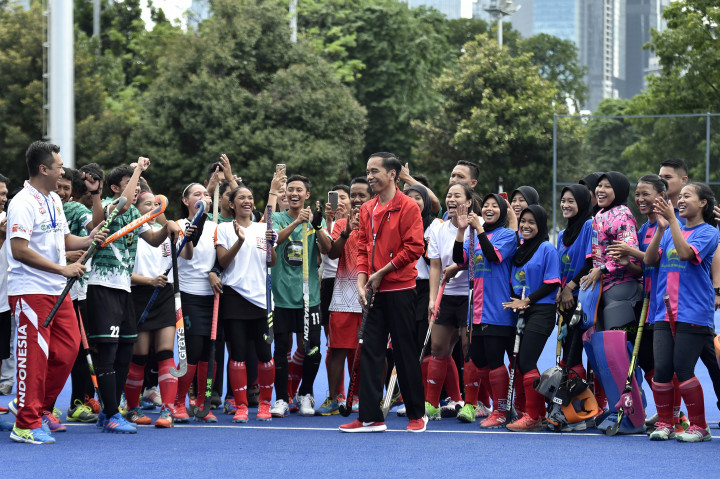 Jokowi juga sempat berswafoto bersama para atlet.
