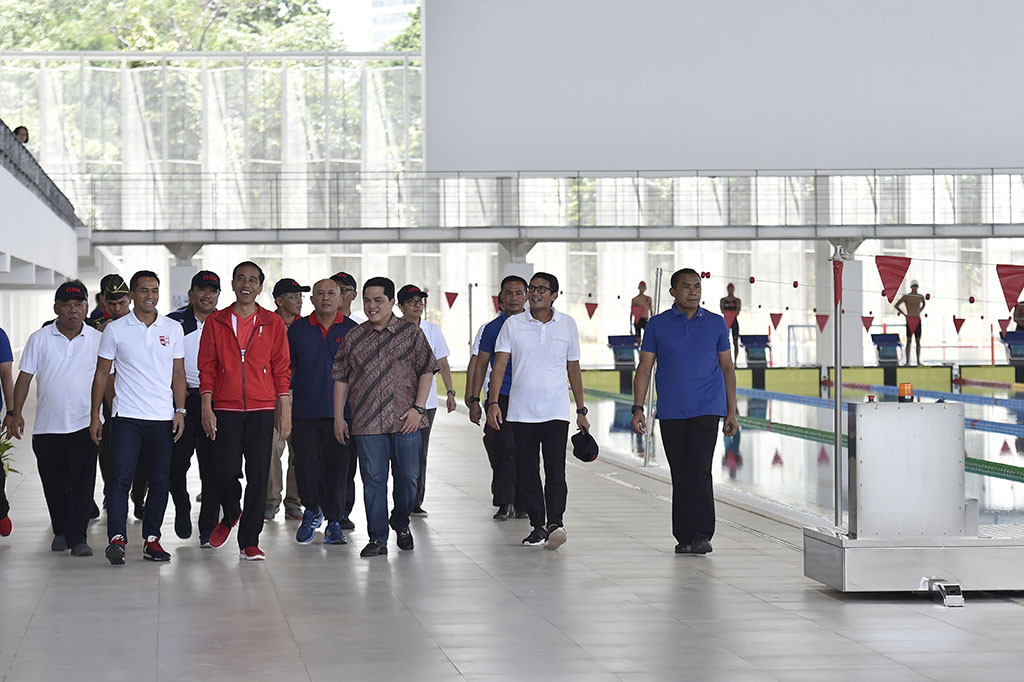 Presiden juga meninjau stadion renang (Aquatic) GBK yang didesain tertutup. Dalam acara itu, Jokowi melihat sejumlah gambar dan data pembangunan empat gelanggang yang menggunakan dana Rp 370 miliar.