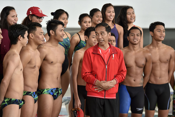Presiden Joko Widodo berbincang dengan atlet renang nasional disela-sela peresmiaan empat venue Asian Games di Stadion Aquatik, Kompleks Gelora Bung Karno, Jakarta.