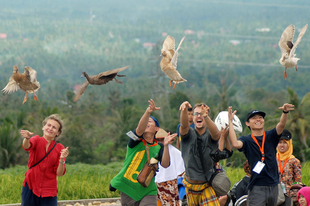 Peserta dan peninjau Festival bambu tersebut belajar untuk mengikuti 